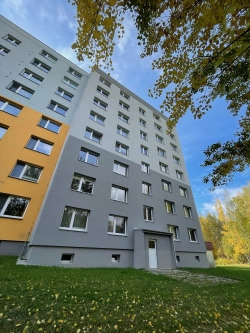 Stavební práce na panelovém domě v jednotlivých fázích