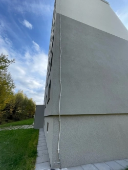 Kontrola postupu prací na obvodovém plášti budovy