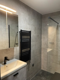 Interiérové úpravy v různých fázích rekonstrukce