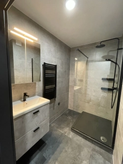 Interiérové úpravy v různých fázích rekonstrukce