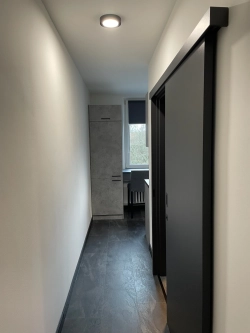 Interiérové úpravy v různých fázích rekonstrukce