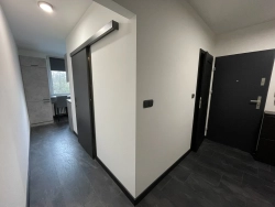 Interiérové úpravy v různých fázích rekonstrukce