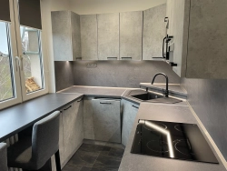 Interiérové úpravy v různých fázích rekonstrukce