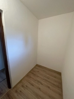 Porovnání stavu interiéru v průběhu rekonstrukce