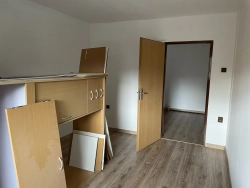 Interiérové úpravy v různých fázích rekonstrukce