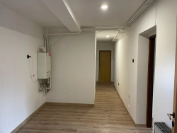 Porovnání stavu interiéru v průběhu rekonstrukce