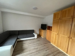 Porovnání stavu interiéru v průběhu rekonstrukce