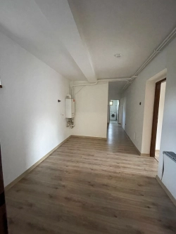 Interiérové úpravy v různých fázích rekonstrukce