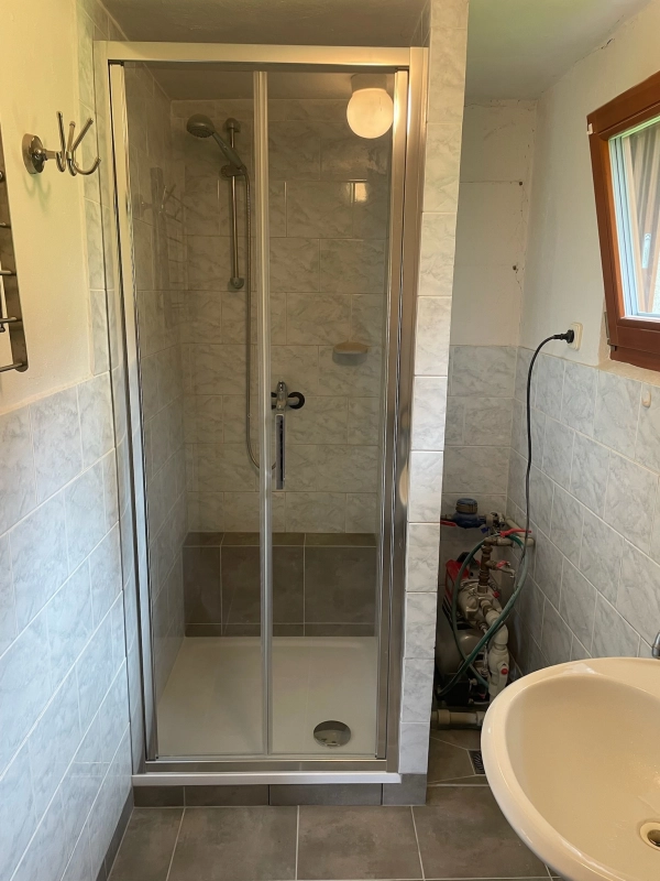 Moderní koupelna s elegantními keramickými dlaždicemi