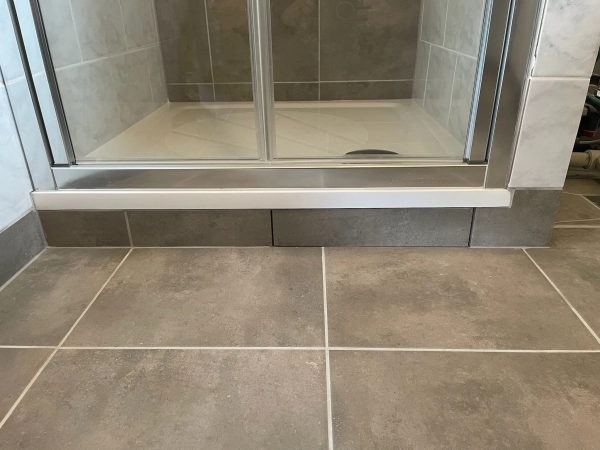 Moderní koupelna s elegantními keramickými dlaždicemi