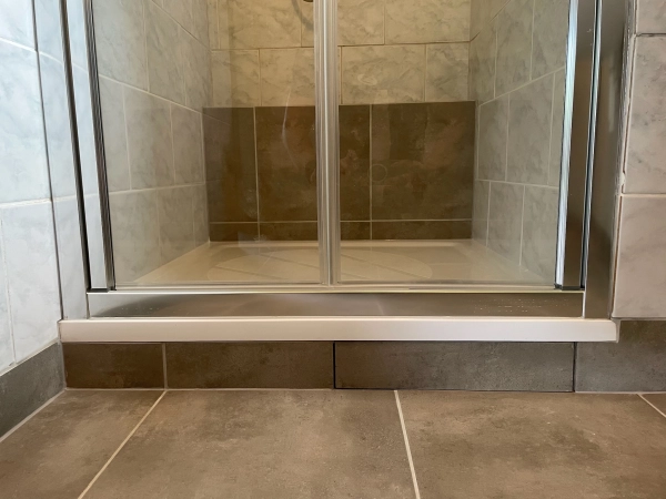 Nové podlahové dlaždice v neutrálním designu