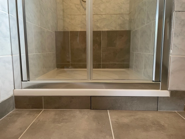 Elegantní obklad stěny kolem sprchového koutu