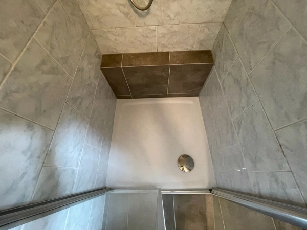 Kompletně renovovaná koupelna s kombinací dlaždic a skla