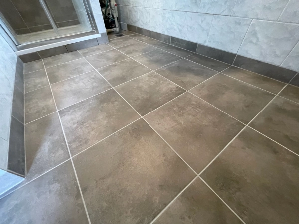 Podlaha koupelny s elegantní imitací kamene