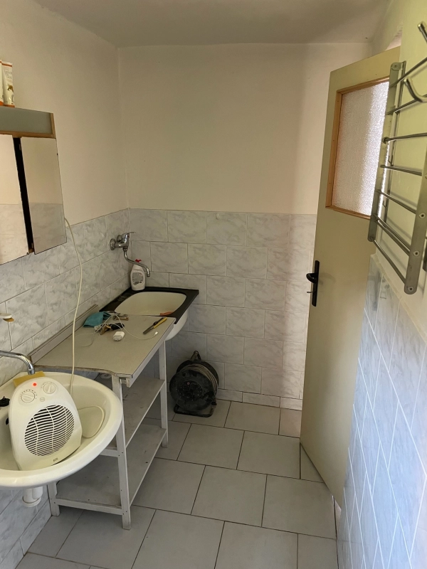 Moderní koupelna s elegantními keramickými dlaždicemi