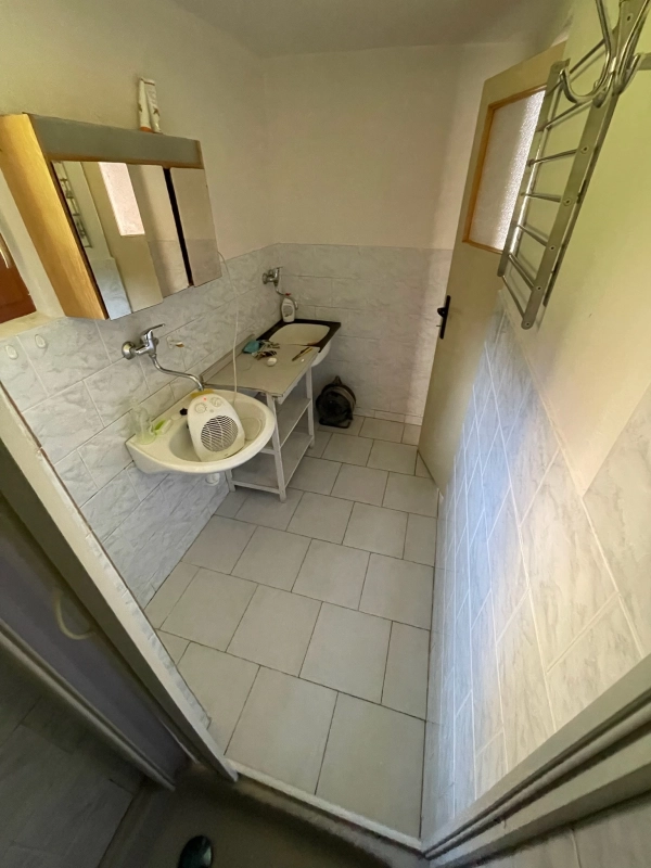 Detail sprchového koutu s průhlednými skleněnými dveřmi