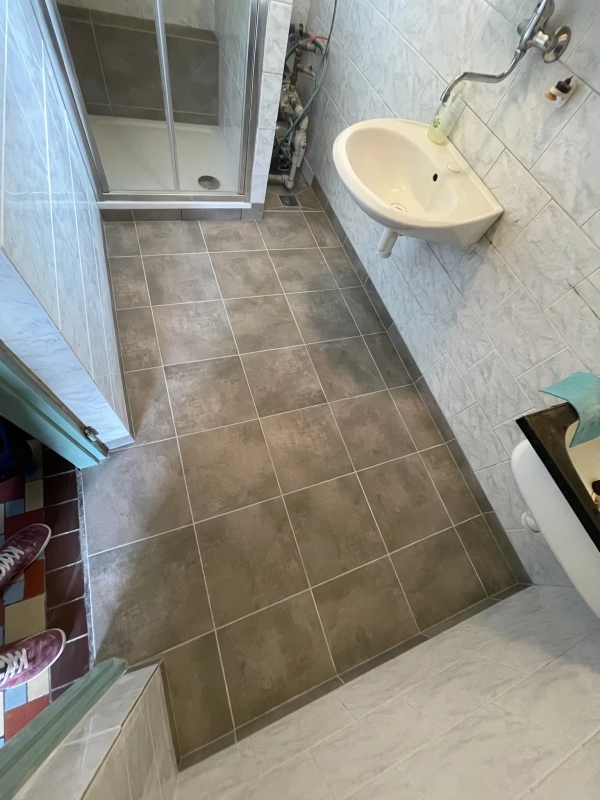 Nové podlahové dlaždice v neutrálním designu