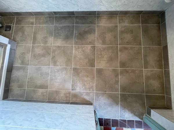 Kompletně renovovaná koupelna s kombinací dlaždic a skla