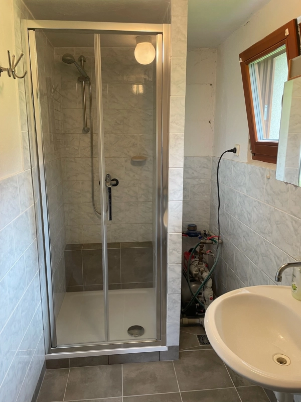 Podlaha koupelny s elegantní imitací kamene